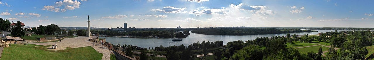 https://upload.wikimedia.org/wikipedia/commons/thumb/d/db/The_confluence_of_the_Sava_into_the_Danube_at_Belgrade.jpg/1280px-The_confluence_of_the_Sava_into_the_Danube_at_Belgrade.jpg