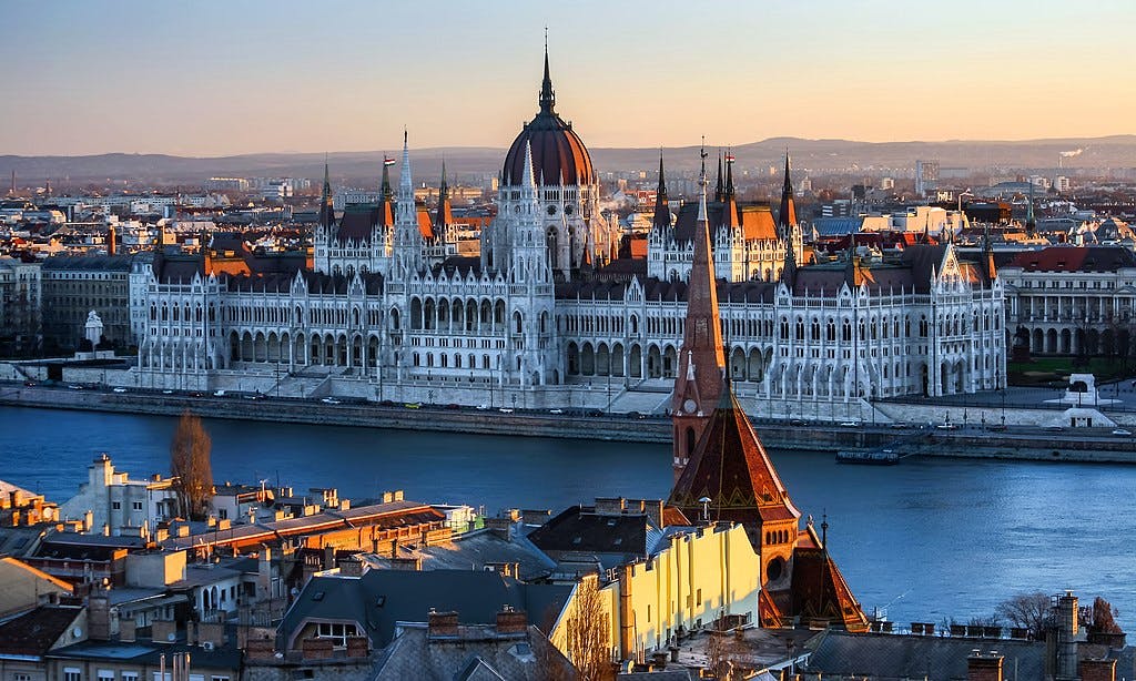 https://en.wikipedia.org/wiki/Budapest#/media/File:Budapest_Hungarian_Parliament_(31363963556).jpg