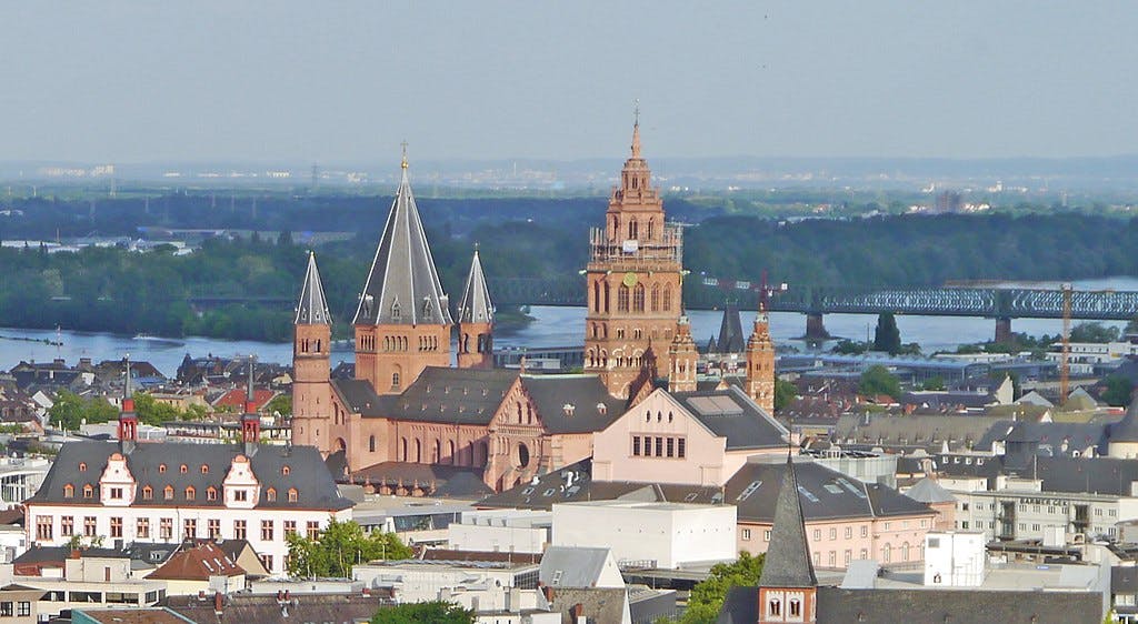 https://en.wikipedia.org/wiki/Mainz#/media/File:Alte-Uni+Mainzer-Dom+Staatstheater-vom-Bonifaziusturm-A-741-a_(cropped).jpg